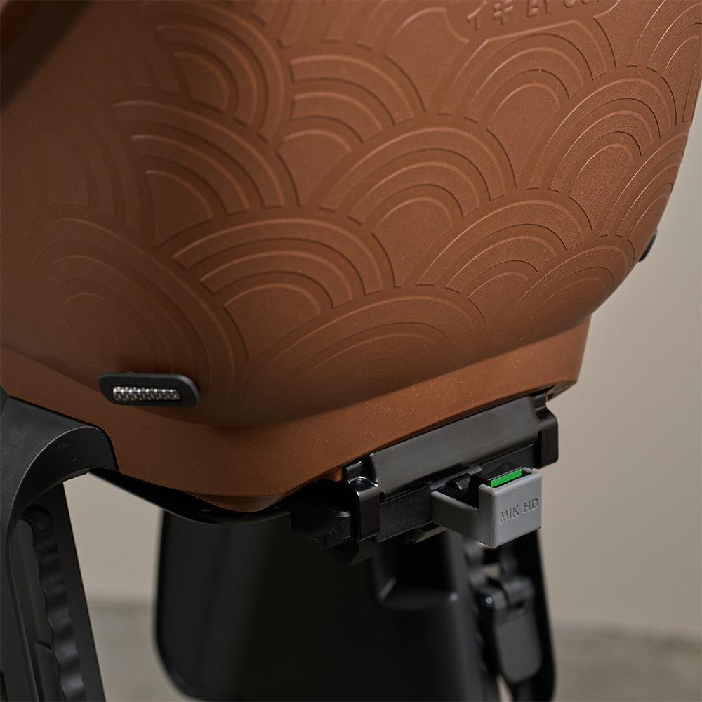 Urban Iki achterzitje Ta-ke BIO MIK HD op een fiets, zwart kunststof fietsstoeltje voor achtergebruik.