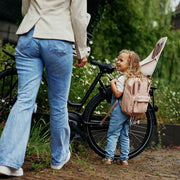 Urban Iki achterzitje Ta-ke Easyfix voor fiets, bevestigd op de achterdrager, met veiligheidsriem en waterdichte bekleding.