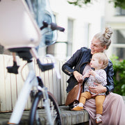 Urban Iki Achterzitje Ta-ke Easyfix fietsstoel voor kinderen, bevestigd op de achterkant van de fiets, met veiligheidsriem en comfortabele zitting.