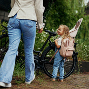 Urban Iki achterzitje Ta-ke MIK HD voor fiets met rugleuning en bevestigingsbeugel, geschikt voor kindertransport op de fiets.