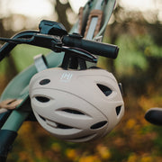 Urban Iki kinder fietshelm in kleurrijk ontwerp met ventilatiegaten en verstelbare sluiting, geschikt voor jonge kinderen.
