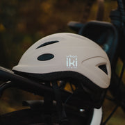 Kinderfietshelm van Urban Iki met verstelbare banden en ventilatiegaten, geschikt voor jonge kinderen.