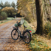 Kleurrijke Urban Iki kinderfietshelm met ventilatiegaten en verstelbare riem voor veilig en comfortabel fietsen.