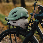 Urban Iki kinder fietshelm met verstelbanden en ventilatiegaten, geschikt voor veilige kinderfietsritten.