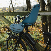 Kinderen fietshelm van Urban Iki met verstelbare straps en ventilatiegaten, veilig en comfortabel voor jonge fietsers.