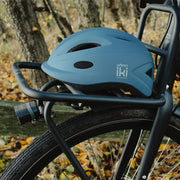 Kinderfietshelm van Urban Iki met verstelbanden en ventilatiegaten, ontworpen voor veilig en comfortabel fietsen voor kinderen.