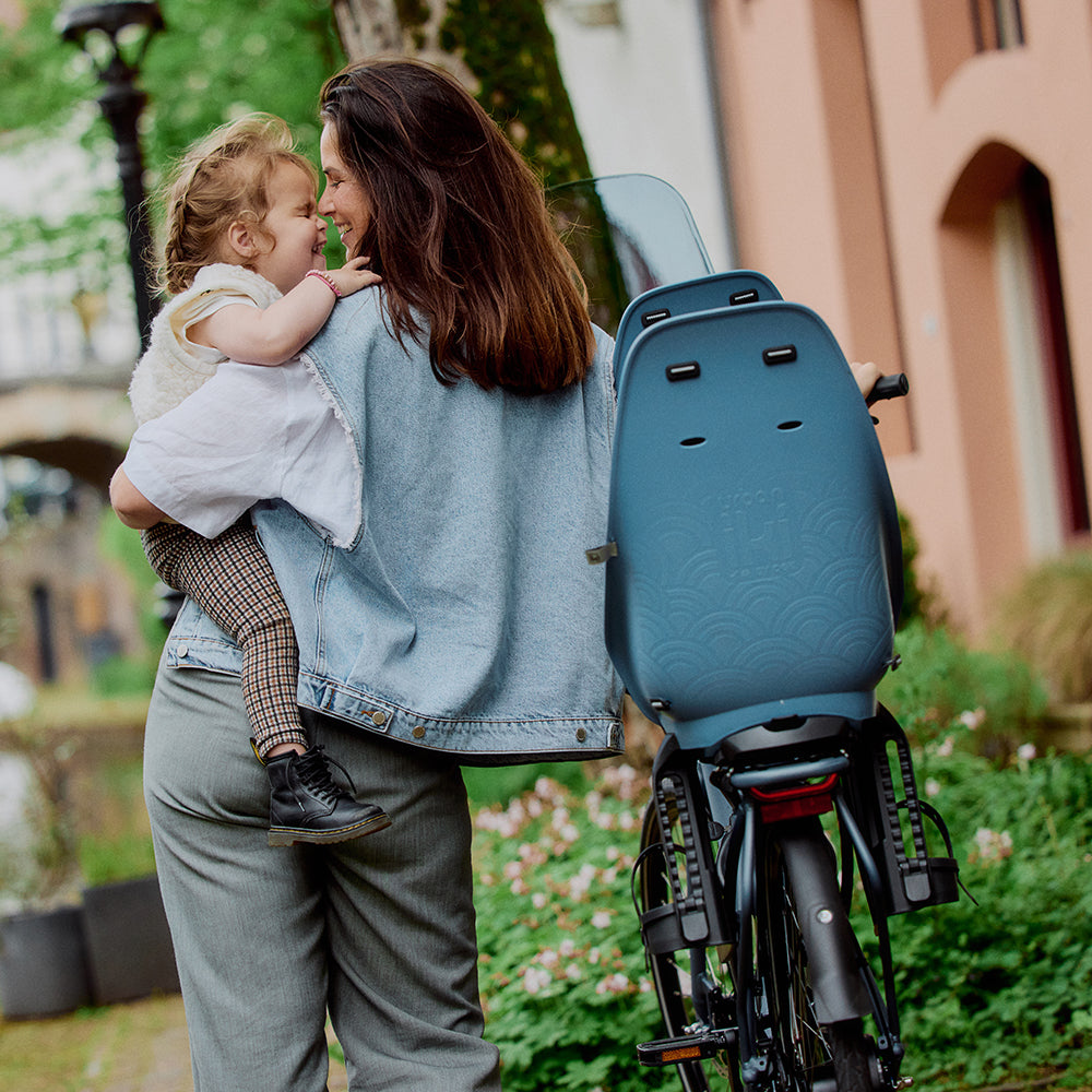 Urban Iki achterfietsstoeltje met framebevestiging voor veilige zitpositie, geschikt voor kinderfietsen.