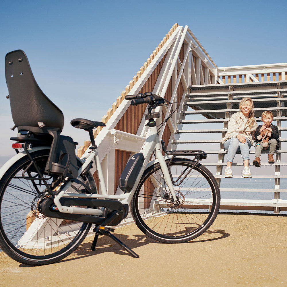 Urban Iki achterzitje Ta-ke MIK HD voor fiets, comfortabel en veilig kinderzitje op de achterdrager, zwart kleur.