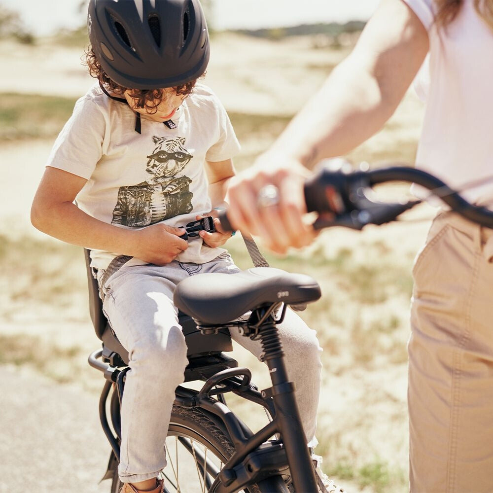 Urban Iki Junior fietsstoeltje achter zonder montagekader, zwart met zachte bekleding en bevestigingsriemen.