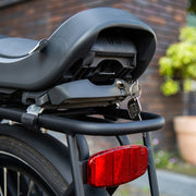 Urban Iki achterzitje voor fiets met bevestiging, geschikt voor junior, veilig en comfortabel achter op de fiets geplaatst.