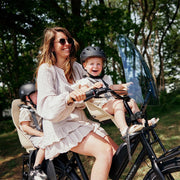 Urban Iki achterzitje Ta-ke BIO framebevestiging voor fiets, bevestigd op fietsframe, met veiligheidsriem en comfortabele zitting.