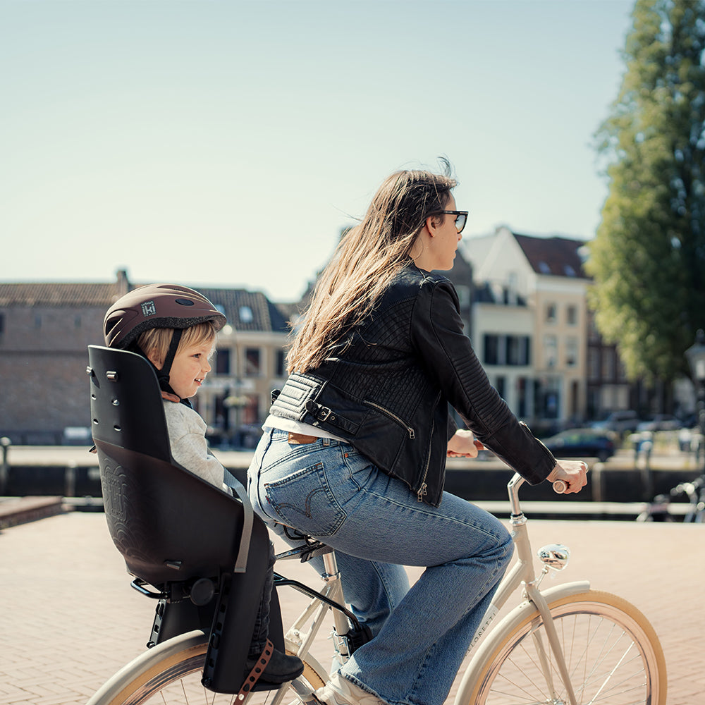 Urban Iki achterzitje U-me Easyfix op een fiets, comfortabel en veilig achterstoeltje voor kinderen.