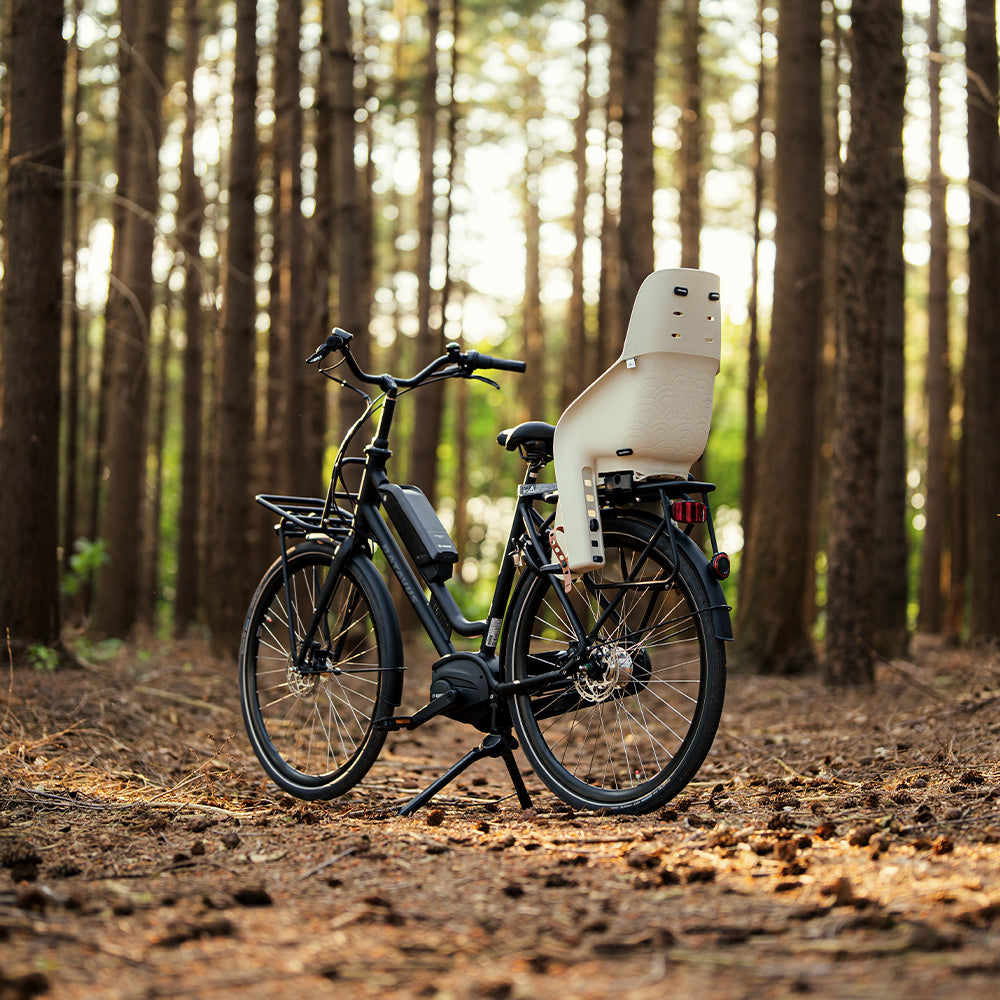 Urban Iki achterzitje U-me Easyfix voor fiets, zwart met bevestigingsbeugels en veiligheidsriemen, geschikt voor kinderfiets.