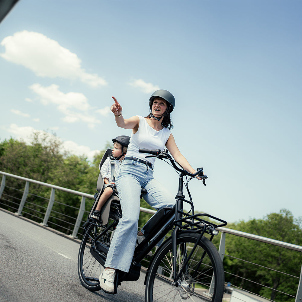 Urban Iki achterzitje U-me Easyfix voor fiets, stevig en comfortabel, bevestigd op de achterdrager van de fiets.