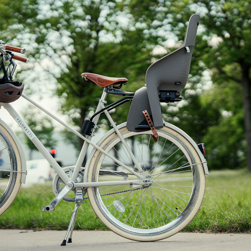 Urban Iki achterzitje U-me Easyfix voor fiets, comfortabel en veilig voor kinderen, bevestigd op de achterdrager van de fiets.