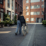 Urban Iki achterzitje voor fiets met U-me framebevestiging, geschikt als fietsstoeltje achter, zwart kleur en stevig ontwerp