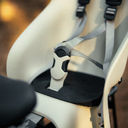 Urban Iki achterzitje voor fiets met U-me framebevestiging, comfortabel en veilig kinderzitje op de achterdrager.