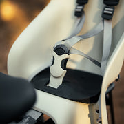Urban Iki achterzitje voor fiets, bevestiging op U-me frame, veilig en comfortabel voor kinderen op de fiets.