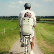 Urban Iki achterzitje voor fiets met U-me framebevestiging, geschikt voor comfortabel achterop plaatsen op de fiets.