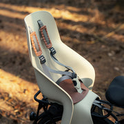 Urban Iki achterzitje voor fiets, bevestigd op U-me frame, geschikt als comfortabel fietsstoeltje voor kinderen.