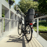 Urban Iki achterzitje U-me MIK HD voor fiets, bevestigd op het achterdeel, met veiligheidsriem en comfortabele zitting.