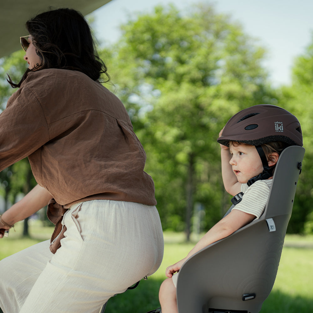 Urban Iki achterzitje U-me MIK HD voor fiets achterop, dichtbij en comfortabel voor kind, zwart kleur, bevestiging op fiets.