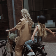 Urban Iki achterzitje Junior MIK HD voor fiets, zwart kleur, bevestigd op de achterdrager van de fiets.