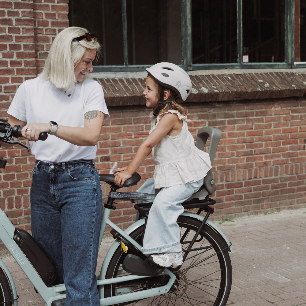 Urban Iki Junior fietsstoeltje achter zonder montagekader, comfortabel en stevig voor jonge kinderen op de fiets.