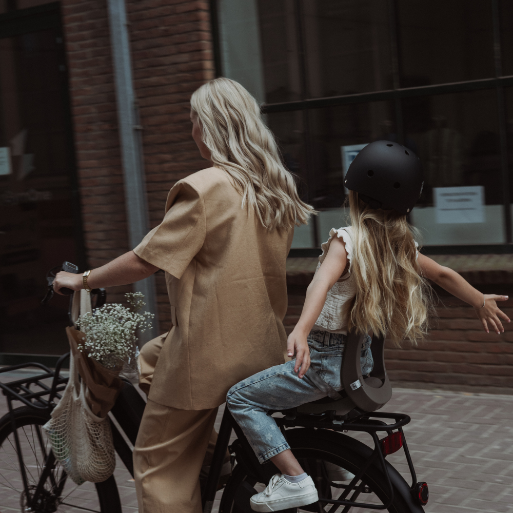 Urban Iki Junior fietszitje achter zonder montagekader, zwart, stevig en comfortabel voor jonge kinderen op de fiets.