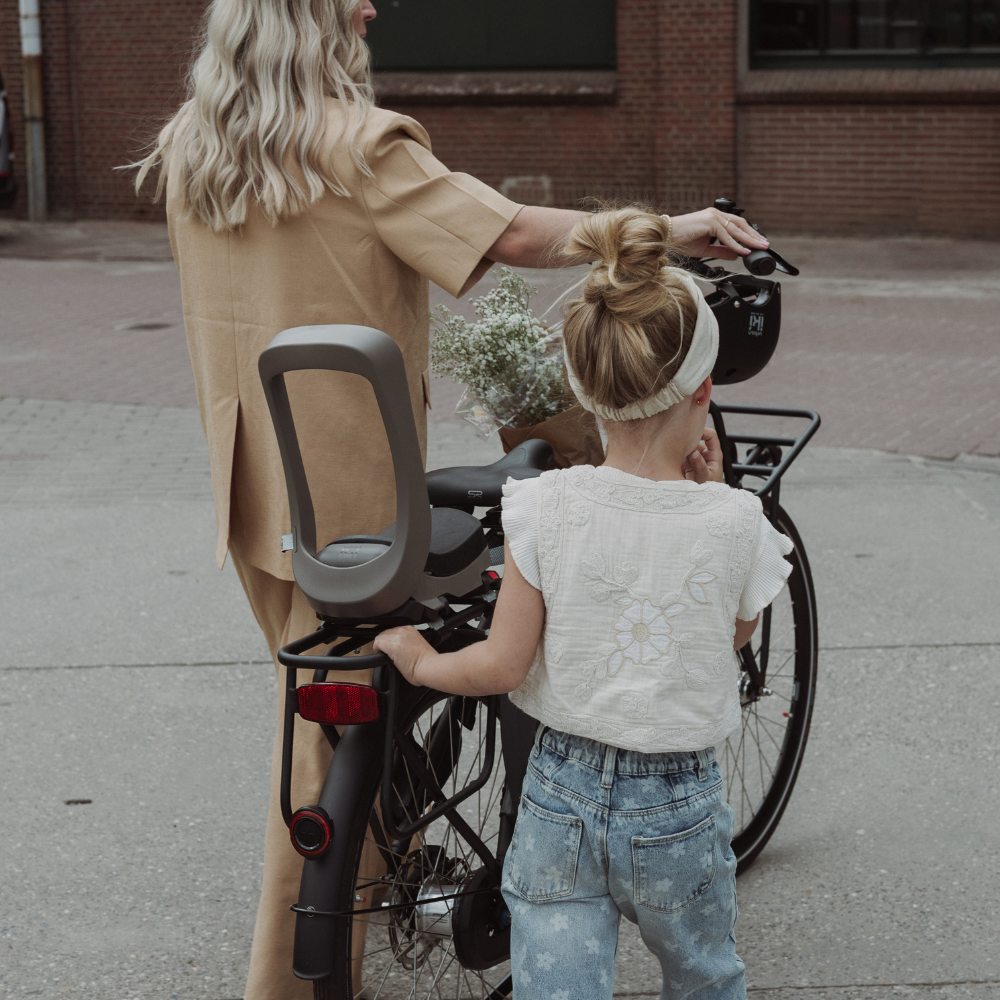 Urban Iki junior fietsstoeltje achter zonder montagekader, comfortabel en veilig voor kindertransport op de fiets.