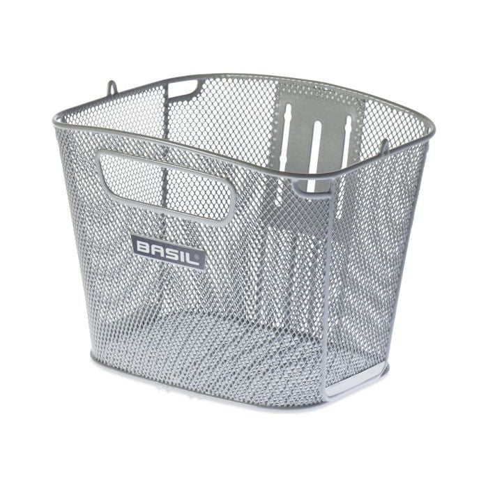 Zilveren Basil Bold Front FM 26L fietsmand voor vaste montage, zichtbare metalen bevestigingsbeugels en ruime inhoud.