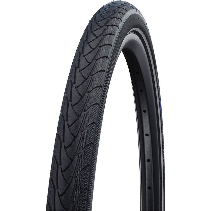 Zwarte Schwalbe Marathon Plus 26 stadsfiets buitenband met reflectie, geschikt voor comfortabel stadsvervoer.
