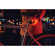 Zwart Axa Dwn USB-C oplaadbaar achterlicht met 1 lux helderheid, geschikt voor fietsverlichting, zichtbaar op de afbeelding.