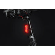 Axa DWN USB-C achterlicht met remlicht en 1 lux helderheid, bevestigd aan een fiets, zichtbaar in de afbeelding.