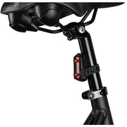Axa DWN USB-C achterlicht met remlicht, zwart, compact ontwerp en 1 lux verlichting voor fietsveiligheid.