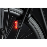 Axa DWN USB-C achterlicht met remlicht en 1 lux verlichting, zichtbaar op fiets achterzijde, zwart en compact design