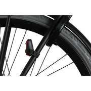 Axa DWN USB-C achterlicht met remlicht en 1 lux helderheid, zichtbaar op fiets, zwart ontwerp, voor veilige ritten.