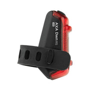 Axa DWN USB-C achterlicht met remlicht op fiets, helder wit licht en remlicht voor veiligheid en zichtbaarheid.