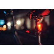 Axa DWN USB-C achterlicht met remlicht en 1 lux, zichtbaar op fiets, zwart kunststof, bevestigingsbeugel, voor veilig fietsen.