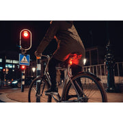 Axa DWN USB-C achterlicht met remlicht en 1 Lux helderheid, zichtbaar op fiets, zwart met bevestigingsbeugel
