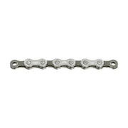 Zilveren Sunrace 8-speed fietsketting (CNM84) op een witte achtergrond, voor betrouwbare wielren- en mountainbiketoepassingen.