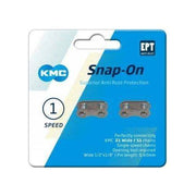 Twee zilveren KMC Snap-On kettingschakels 1/2X1/8" EPT voor fietsketting, zichtbaar met sluiting en schakels.