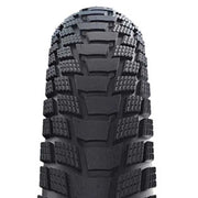 Zwarte Schwalbe stadsfiets buitenband Pick-Up Perf Sd Twinskin 24 met reflectie, zichtbaar op de fiets.
