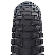Zwarte Schwalbe Pick-Up Perf Sd Twinskin 27.5 stadsfiets buitenband met reflectie, geschikt voor stadsritten en comfortabel rijgedrag.