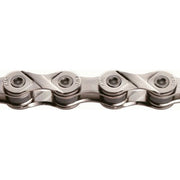 Zilveren KMC X8 1/2 x 3/32 inch fietsketting met 114 schakels voor 8-speed fietsen, zichtbaar in de afbeelding.