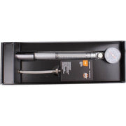 Aluminium SKS voetpomp met manometer, 22 bar, voor het oppompen van banden, zichtbaar in de afbeelding.