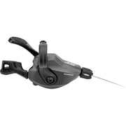 Shimano Deore XT SL-M8100 12-speed Rapidfire Plus shifter rechts, close-up van de ergonomische bedieningsknoppen.