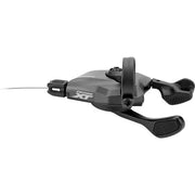 Shimano Deore XT SL-M8100 12-speed Rapidfire Plus shifter rechts, close-up van de snelheidsversteller met hendel en bedieningsknoppen