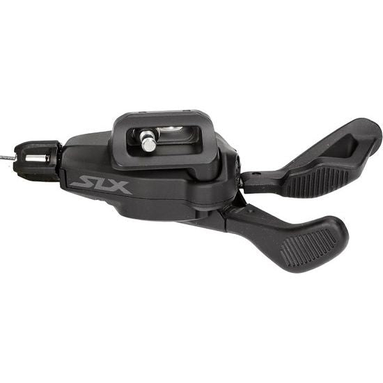 Shimano SLX SL-M7100 12-speed shifter I-Spec EV rechts in zwart, close-up van de bedieningshendel op een fiets.