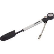 Zilveren SKS voetpomp met aluminium vork- en demperpomp, inclusief manometer voor nauwkeurige bandenspanning.